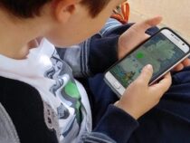 Hausaufgaben im Bordell: Experte schockiert mit drastischem Vergleich zur Handynutzung.