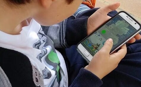 Hausaufgaben im Bordell: Experte schockiert mit drastischem Vergleich zur Handynutzung.