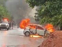 Aus heiterem Himmel fing ein Auto im Regen Feuer