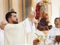 Neuer Priester bringt Frauen in Aufruhr