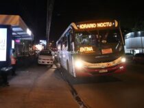 Nachts kostenlose Busse