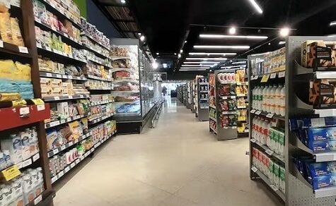 Ein Auto zu kaufen kostet weniger; den Kühlschrank zu füllen, immer mehr