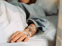 13-jähriger autistischer Junge sticht auf seine schlafende Mutter ein