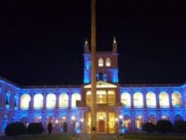 Warum erstrahlen alle staatlichen Institutionen im blauen Licht?