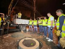 Essap fördert den Austausch von Kanaldeckeln durch recycelten Kunststoff