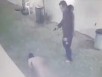 Hausbesitzer stellt einen Dieb und zwang ihn, sich splitternackt auszuziehen