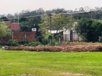 Stadtverwaltung entsorgt angeblich Müll und Kies auf einem Spielplatz