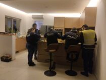 Bewaffnete Räuber geben sich als Polizisten aus und überfallen deutsches Ehepaar