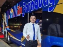 Busbegleiter stirbt bei Unfall auf der Ruta 1: Unter einem Bus begraben