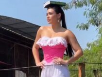 Der ultimative Walk: Laurys Dyva defiliert über Bach und kündigt eigenes Mode-Spektakel an