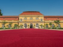 Mehr als nur Farbe: Wie der rote Teppich Events in Erlebnisse verwandelt