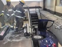 Auto blieb in den Treppen eines Einkaufszentrums stecken