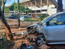 Bluthochdruck-Notfall führt zu Unfall: Seniorin (81) verliert Kontrolle über ihr Auto