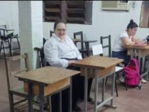 “Du musst deinen Geist aktiv halten“: 72-jährige Absolventin inspiriert zum Lernen im Alter