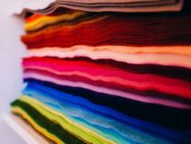 Von Olivgrün bis Vintage-Beige: Textilfärben mit Kratom als Trend