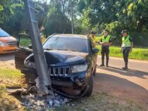 Deutsche prallt gegen Betonmast und wird in Villarrica positiv auf Alkohol getestet