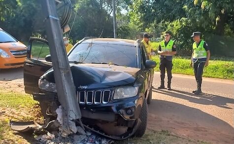 Deutsche prallt gegen Betonmast und wird in Villarrica positiv auf Alkohol getestet