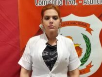 Sie zog sich einen Kittel an und durchsuchte Medikamentenschränke