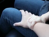 Ihr Motorrad hatte eine Panne, man half ihr und wollte dafür „die Gefälligkeit“ in „Naturalien“ einfordern