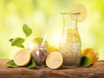 Wasser mit Zitrone und Chia, ein entgiftendes und erfrischendes Getränk nach den Feiertagen