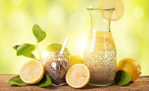 Wasser mit Zitrone und Chia, ein entgiftendes und erfrischendes Getränk nach den Feiertagen