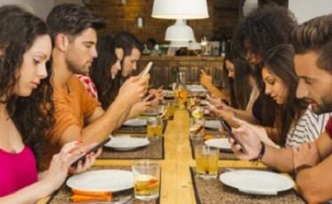 Achtsamkeit statt Likes: Psychologin fordert in der Weihnachtszeit mehr echte menschliche Präsenz