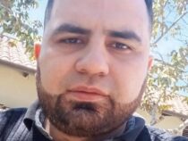 Er war flüchtig, stellte sich dem Richter, wurde zu einer Haftstrafe verurteilt und floh erneut aus dem Gerichtssaal