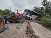 Busfahrer verbrachten Silvester zwischen Schlamm und Mücken aufgrund des schlechten Zustands der Straße