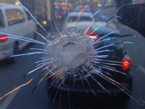 Angriffe mit Projektilen zerstörten Windschutzscheiben von 35 Bussen, darunter auch die neuen Elektrobusse