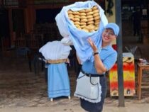 Vom Straßenverkauf in den Hörsaal: Rebecas Kampf für eine bessere Zukunft