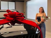 Ehemaliger Jugendminister präsentiert luxuriösen Geländewagen als Geschenk für seine Frau