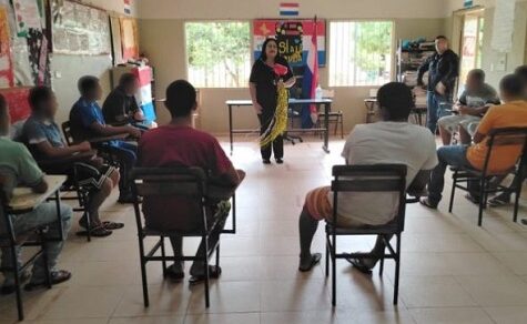 Was passiert, wenn man straffälligen Jugendlichen ein Schulbuch in die Hand drückt?