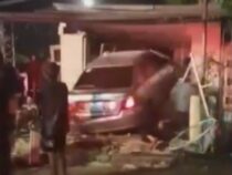 Mann rast in Haus und schlägt seine Ex-Partnerin; diese zeigt versuchten Feminizid an