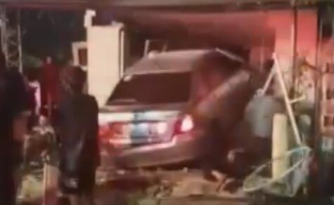 Mann rast in Haus und schlägt seine Ex-Partnerin; diese zeigt versuchten Feminizid an