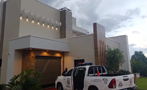 Schmuck und Waffen aus dem Haus einer Unternehmerin gestohlen, die auf Reisen war