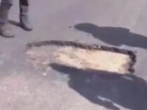 Wut am Flughafen: 334 Passagiere sitzen wegen Schlagloch fest