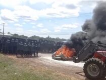 Kriegszustand in Troche: Polizei zerrt Bauern von Traktoren – Schwere Ausschreitungen