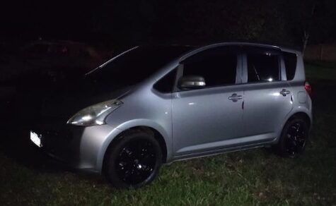 Auf frischer Tat ertappt: Im Auto auf einem fremden Grundstück