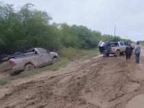 Alto Chaco: Karawane von Getreide- und Viehtransportern im Schlamm gefangen
