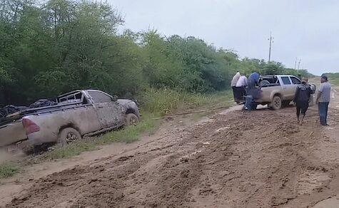 Alto Chaco: Karawane von Getreide- und Viehtransportern im Schlamm gefangen