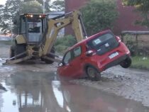 Fahrzeug stürzt in riesigen „Krater“ in Mariano Roque Alonso