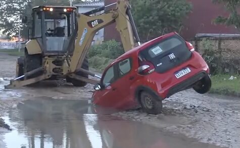 Fahrzeug stürzt in riesigen „Krater“ in Mariano Roque Alonso