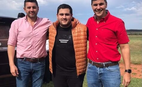 José Vázquez Acosta, wegen mutmaßlichen Drogenhandels verhaftet, sammelte Fotos mit der Cartes-Führung