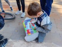 Hype um WM-Sticker: Kinder in Asunción belagerten Platz für Tauschbörse