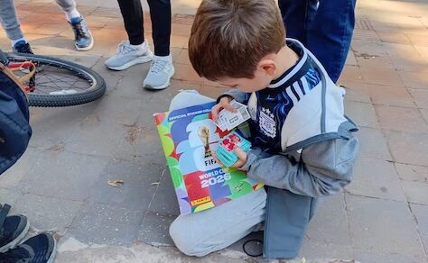 Hype um WM-Sticker: Kinder in Asunción belagerten Platz für Tauschbörse