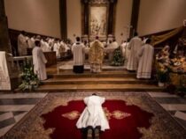 Gott verliert den Nachwuchs: Warum junge Menschen lieber dem Geld als dem Altar folgen