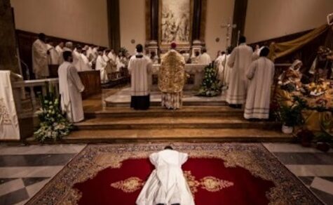 Gott verliert den Nachwuchs: Warum junge Menschen lieber dem Geld als dem Altar folgen