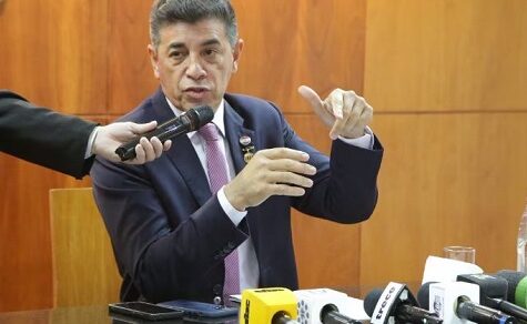 Víctor Ríos behauptet, dass der Senat bei der Ausweisung von Kattya González das ordnungsgemäße Verfahren verletzt hat