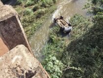Independencia: Auto stürzt von Brücke in Bachbett