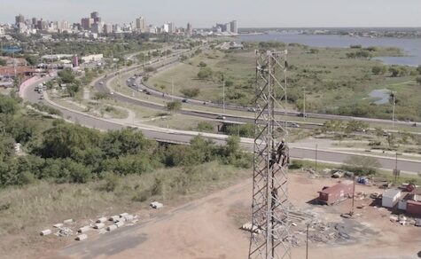 MOPC demontiert Hochspannungsmasten für unterirdische Leitungen an der Costanera von Asunción